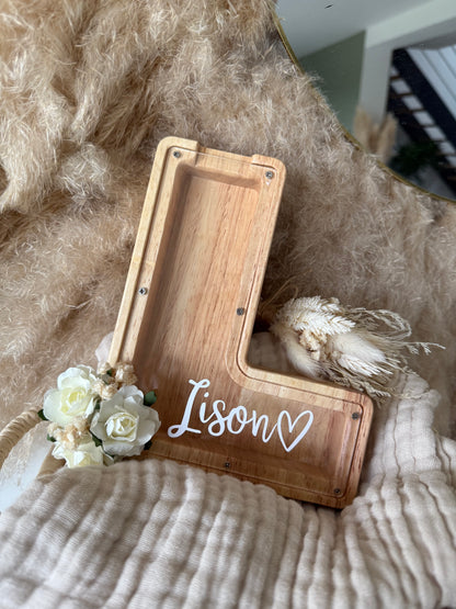 Tirelire lettre en bois personnalisée – Prénom de l’enfant