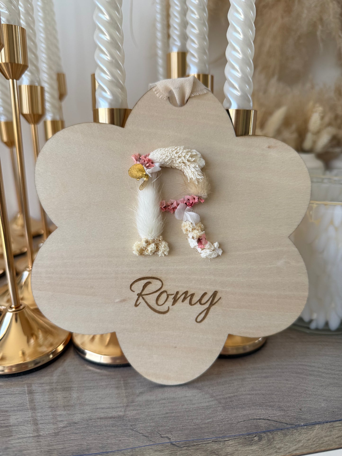 Suspension prénom fleurie en bois – décoration personnalisée enfant