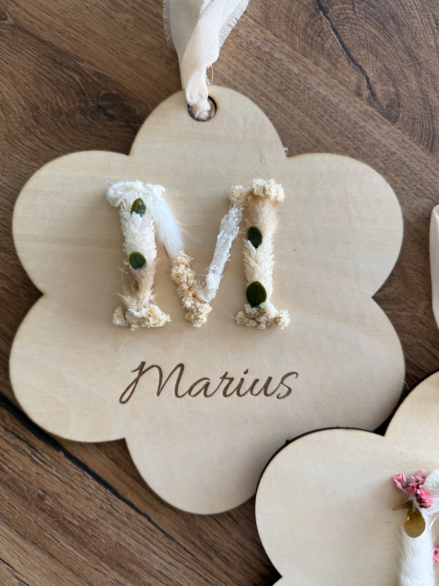Suspension prénom fleurie en bois – décoration personnalisée enfant