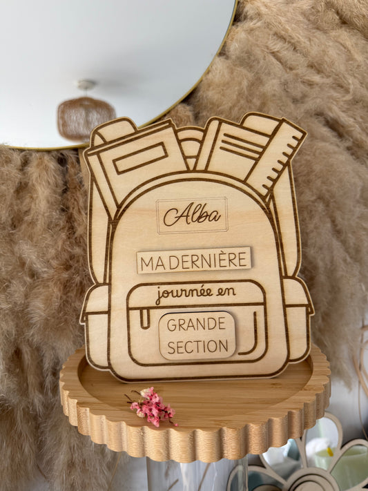 Plaque scolaire personnalisée en bois – Mon cartable souvenir