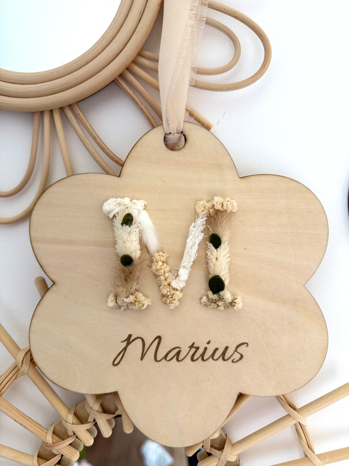Suspension prénom fleurie en bois – décoration personnalisée enfant