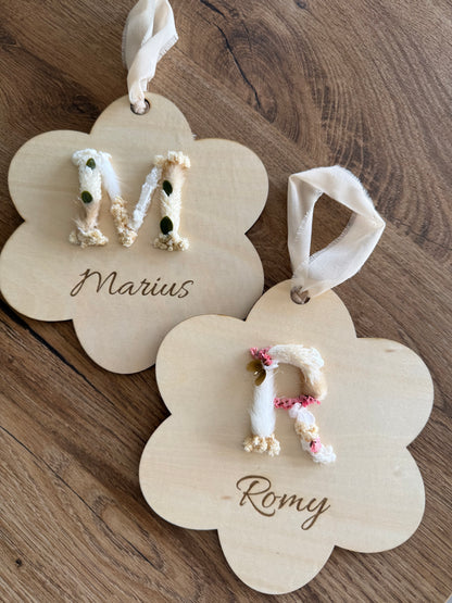 Suspension prénom fleurie en bois – décoration personnalisée enfant
