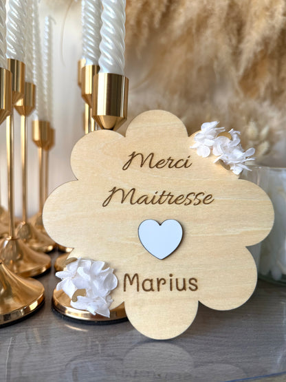 Plaque fleur personnalisée en bois – Cadeau unique (Maman, Maîtresse, Baptême…)