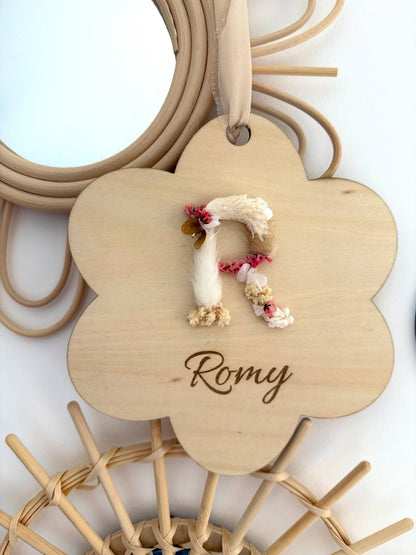 Suspension prénom fleurie en bois – décoration personnalisée enfant