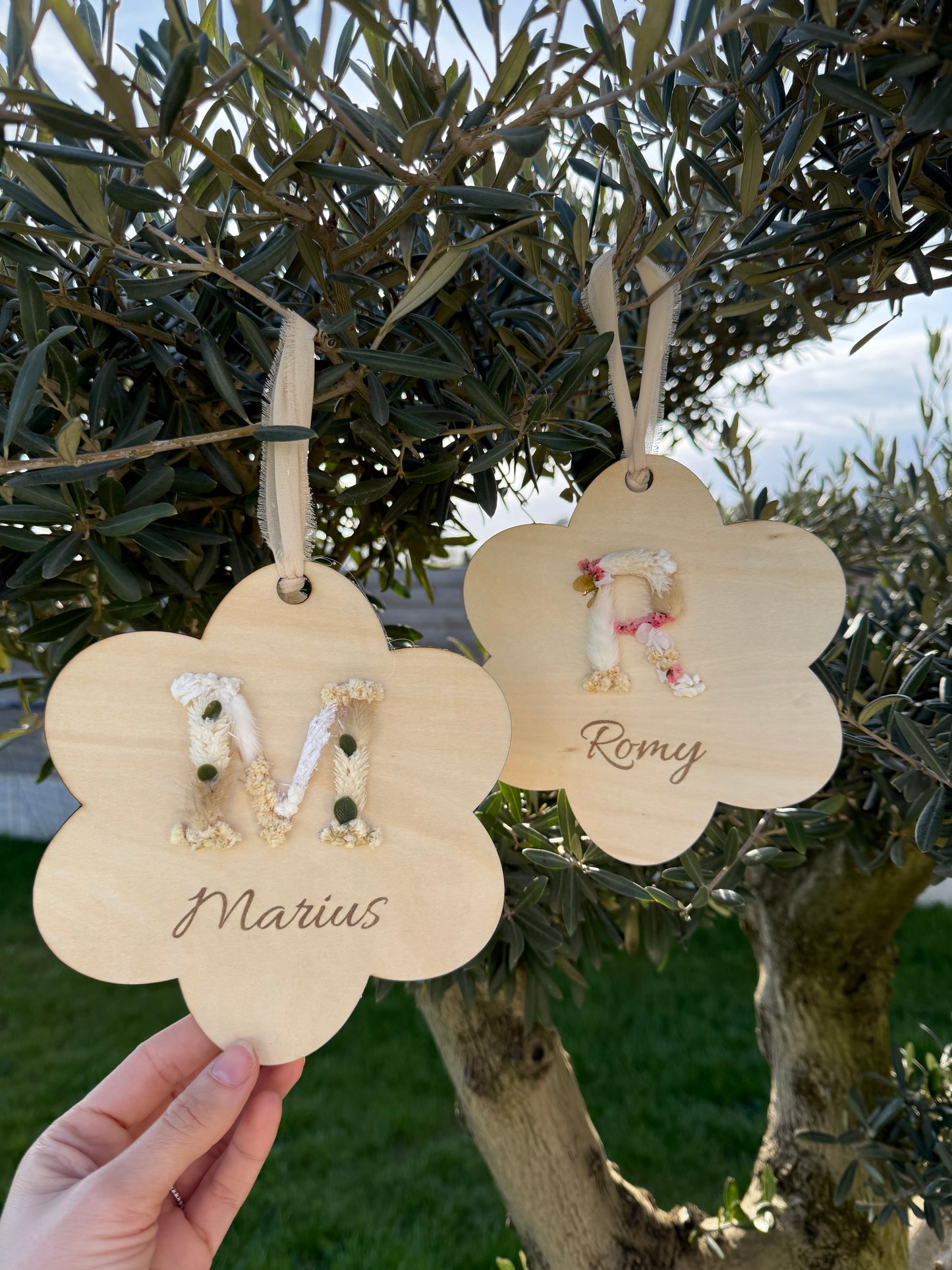 Suspension prénom fleurie en bois – décoration personnalisée enfant
